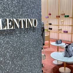 Kaufen kann man sich da nichts, aber einmal die edle Kaufhausluft schnuppern, dass kostet nichts