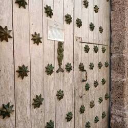 Askip, plus nombreux et plus gros étaient les clous sur les portes, plus les proprios étaient riches