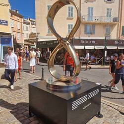 Infinity-Statue am Hafen