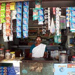 Nette Unterhaltung nach Kauf von Durian-Chips und Erdnussleckerlis