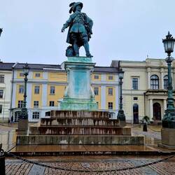Benannt nach dem Stadtgründer Gustav II Adolfs eine Statue ihm zu Ehren mit dem Rathaus