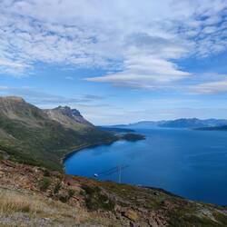 Beginn der Tagesetappe am Kvænangenfjord bei schönem Wetter