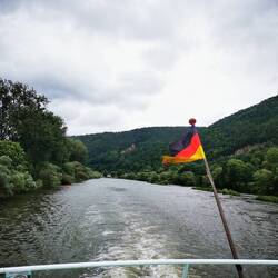 Im Hintergrund die Burg Freudenberg