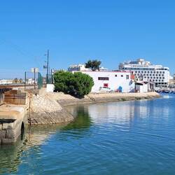 Faro Marina (Hafen) - wegen der Eisenbahnbrücke dürfen die Boote eine best. Höhe nicht überschreiten