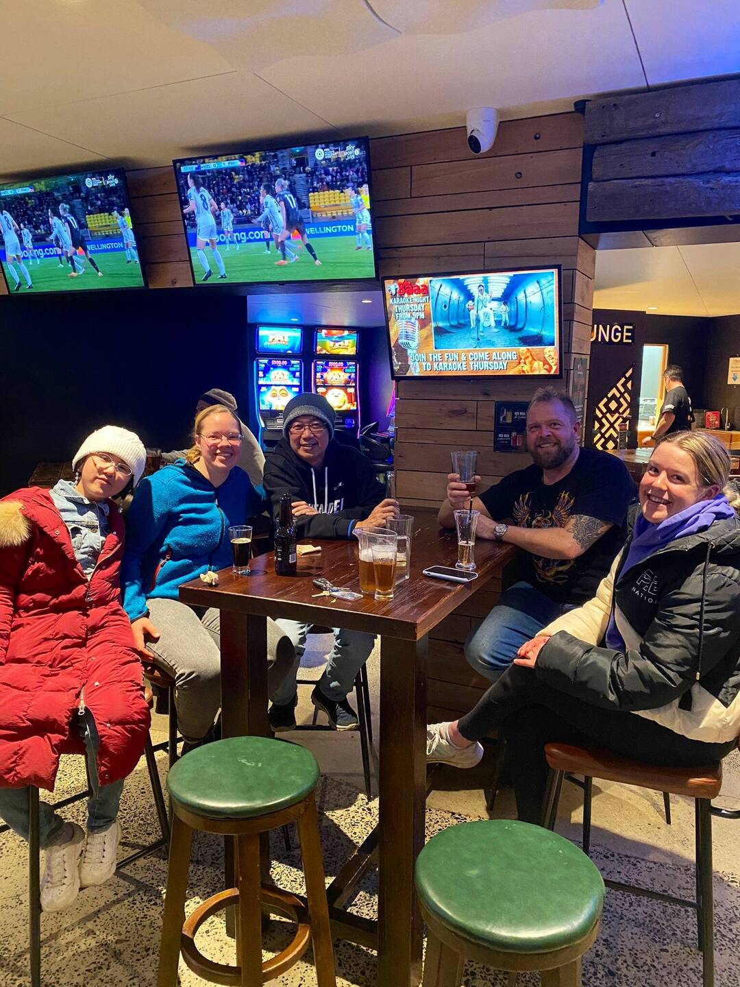 Sportsbar mit Yuwei, Winfred, Daniel und Olivia