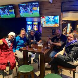 Sportsbar mit Yuwei, Winfred, Daniel und Olivia