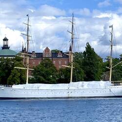 Das Königliche Schiff mit seinen glodenen Masten sieht sehr Chic aus