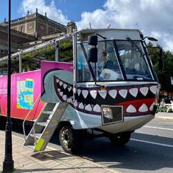 Mit dem OceanBus kann man für 35€ eine Stadrundfahrt machen, die fahren damit sogar ins Wasser