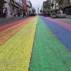 Die von uns zufällig gefundende Regenbogenstraße