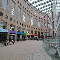 Kleine Ladenzeile vor der Bibliothek