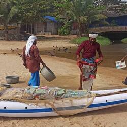 Fischer mit modernem Boot