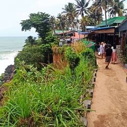 gemütlicher Weg entlang der Steilküste