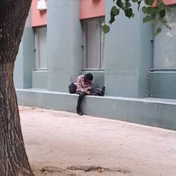 Auf den ersten Blick könnte es auch ein Student sein - würden nicht die Schuhe fehlen.