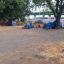Einzelne Zelte oder ganze Lager findet man in der ganzen Stadt.