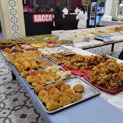 Ein Büffet mit allen möglichen süßen Teilen, wie das typisch türkische Baklava