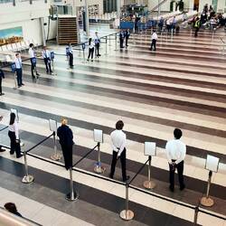 Die Mitarbeiter stehen für das Check-In bereit