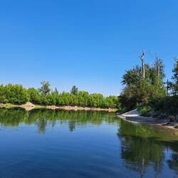 Schöner kalter Glitzerfluss
