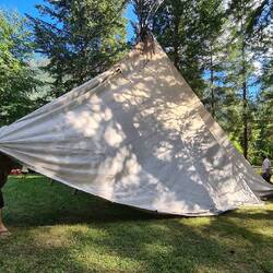 Die Haut wird um das Konstrukt gerafft