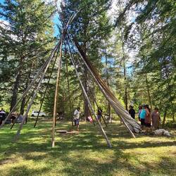 Zelthaut wird als letzter Pfosten angelegt