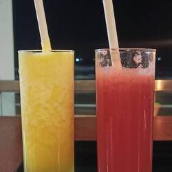 Anstoßen auf den tollen Urlaub