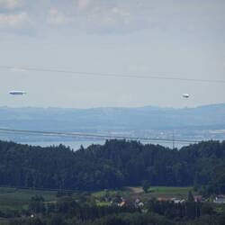 Ausblick auf den Bodensee mit startenden und landenden Zeppelinen