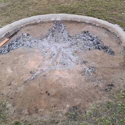 Die Feuerstelle am nächsten Tag. Sieht aus wie ein Vogel.