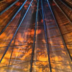 Beim Tipi-Aufbau gibt es wunderbare Lichtspiele auf der Zelthaut