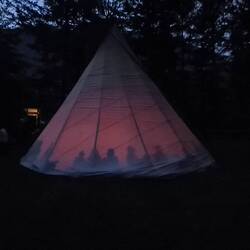 So sitzt man im tipi