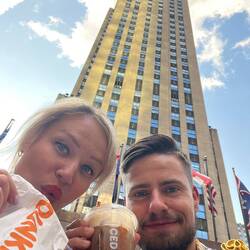 Mit einem Donut am Rockefeller Center