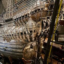 Im Museum sind dauerhaft 18* und mehr als 50% Luftfeuchte um das Schiff zu erhalten