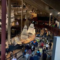 Vor dem Schiff steht ein 1:100 Modell