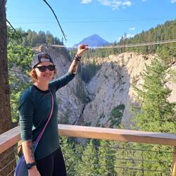 Ohne Kellys Hilfe würde sie wackeln ^^