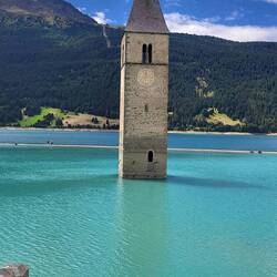 Der Reschensee wurde 1947-1949 künstlich erschaffen. Die Menschen wurden enteignet und umgesiedelt.