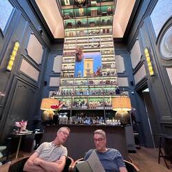 Spannende Bar, man beachte die Wand im Hintergrund