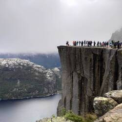 Pulpit Rock. A te dwie małe kropeczki na końcu to M'n'Ms