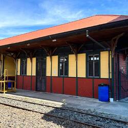 Alter Bahnhof direkt neben ...