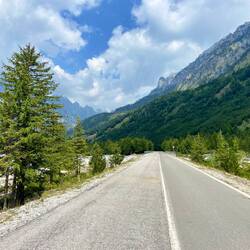 Ich liebe es, wenn der Weg nach einem anstrengenden Tag auf einer Asphaltstrasse zu Ende geht.