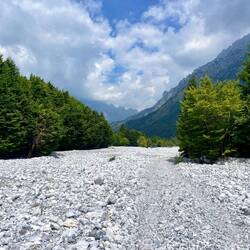 Im Tal unten führte der Weg relativ lang durch das breite Bett des Valbona-Flusses.