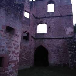 Durch den Torbogen betrat ich die Finsternis des Gewölbes.