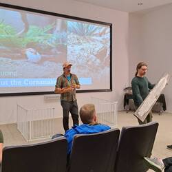 Der Vortrag. Hier wird gerade Peanuts letzte Schlangenhaut präsentiert.