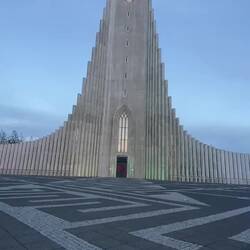 Abends ist die Kirche in Reykjavik beleuchtet