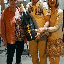 Madame Hennequin mit einer Magnumflasche