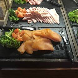 Lachs wird hier üppig serviert. Der nahe Fluss Namsen ist für seine Lachse berühmt