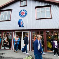 Andreas kaufte sich eine Mütze