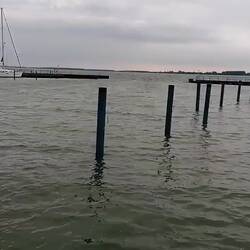 Kaum sind wir am Boot, Regen im Anmarsch und Südwind... Direkt in den Hafen😬