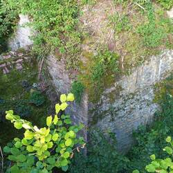 Der überdachte Gang zu dem Wehrbereich rechts.