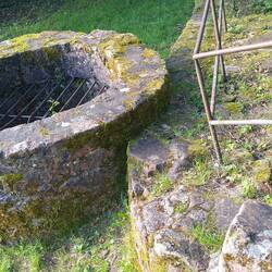 Der alte Abstieg zu dem Wehrgang.