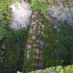 Der überdachte Gang in den Wehrbereich von oben.