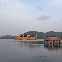 Jal mahal- Wasserpalast, der nur von außen bestaunbar ist- 4 Stockwerke befinden sich unter Wasser