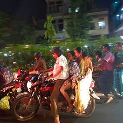 Minimum 3 Pers. Auf dem Bike - auch wir habens schon ausprobiert. 🙈